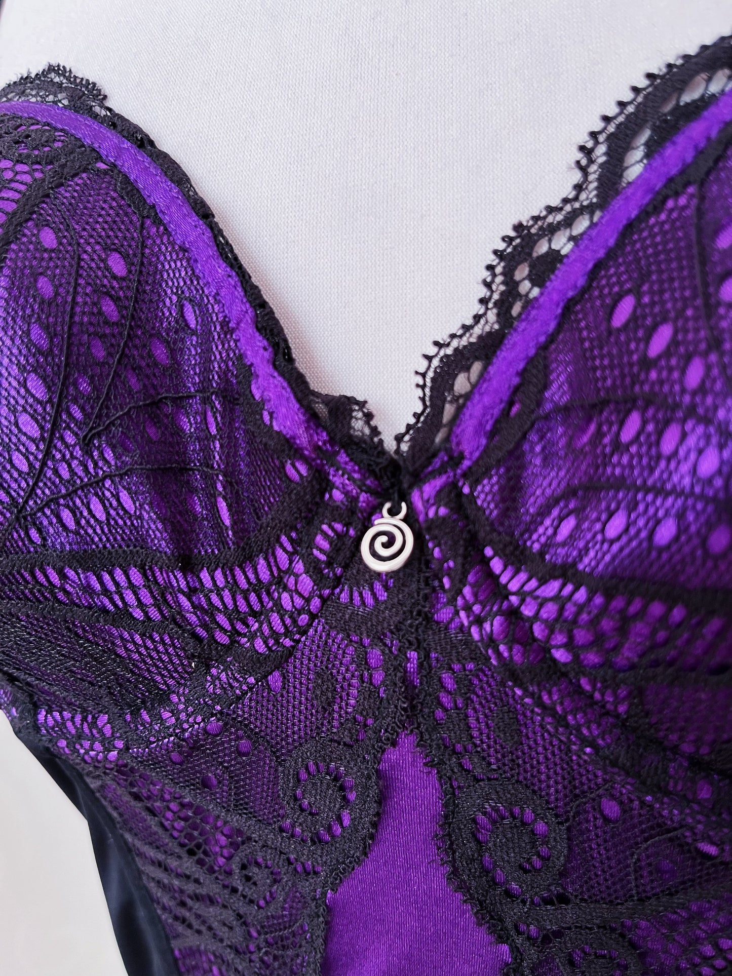 Gothic purple lacey corset with little spiral details 🌀💜