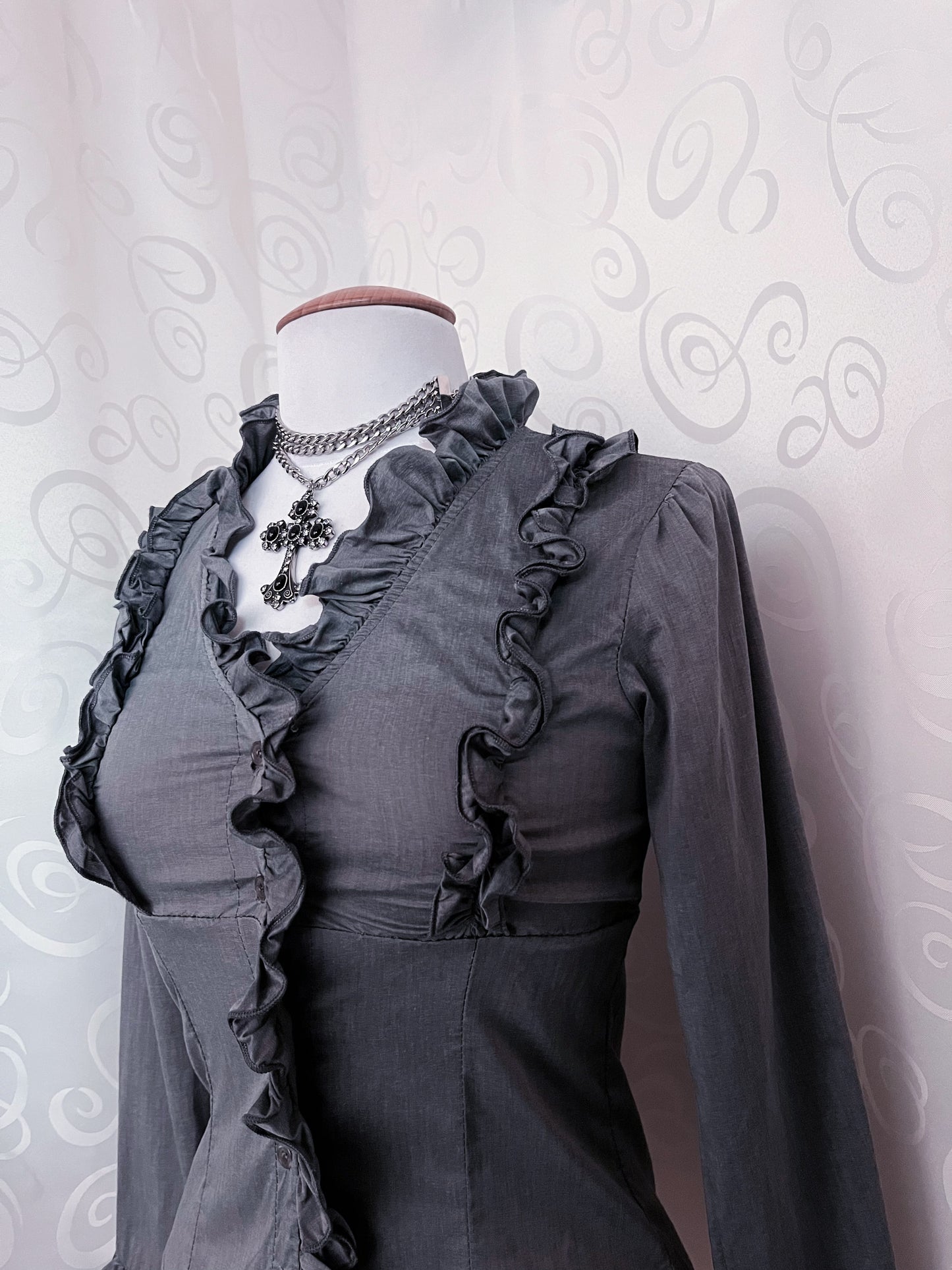 00’s Gothic/Jirai Kei grey ruffle shirt 🌀🩶