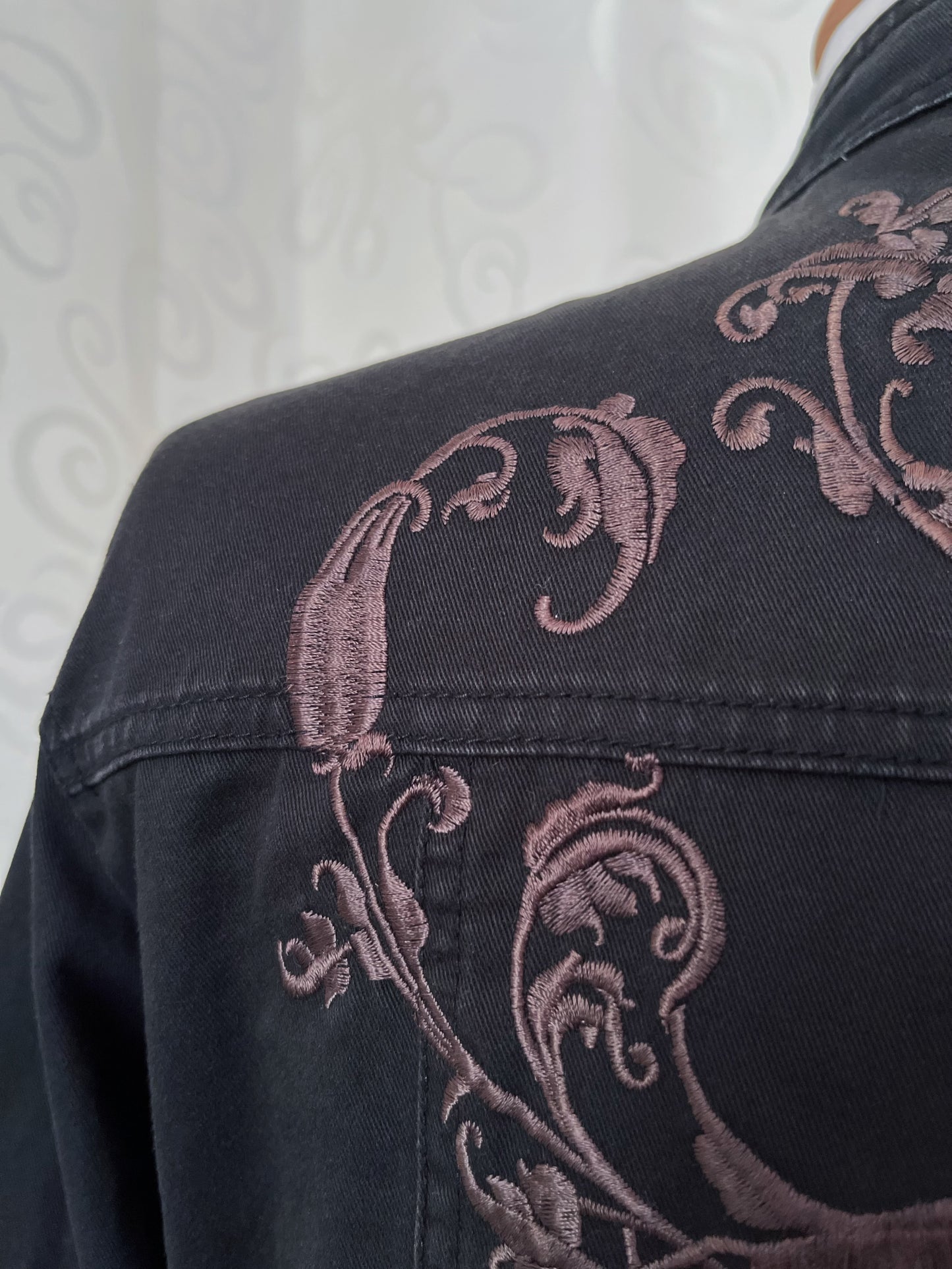 00’s iconic denim jacket with embroidered back detail 🌀