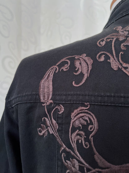 00’s iconic denim jacket with embroidered back detail 🌀