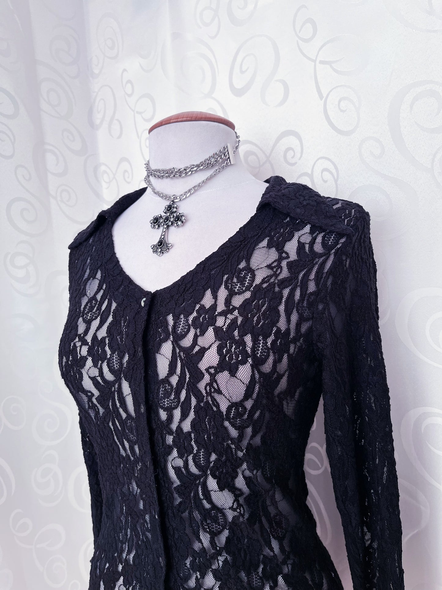00’s Witchy lacey shirt with pointy details 🕷️🦇