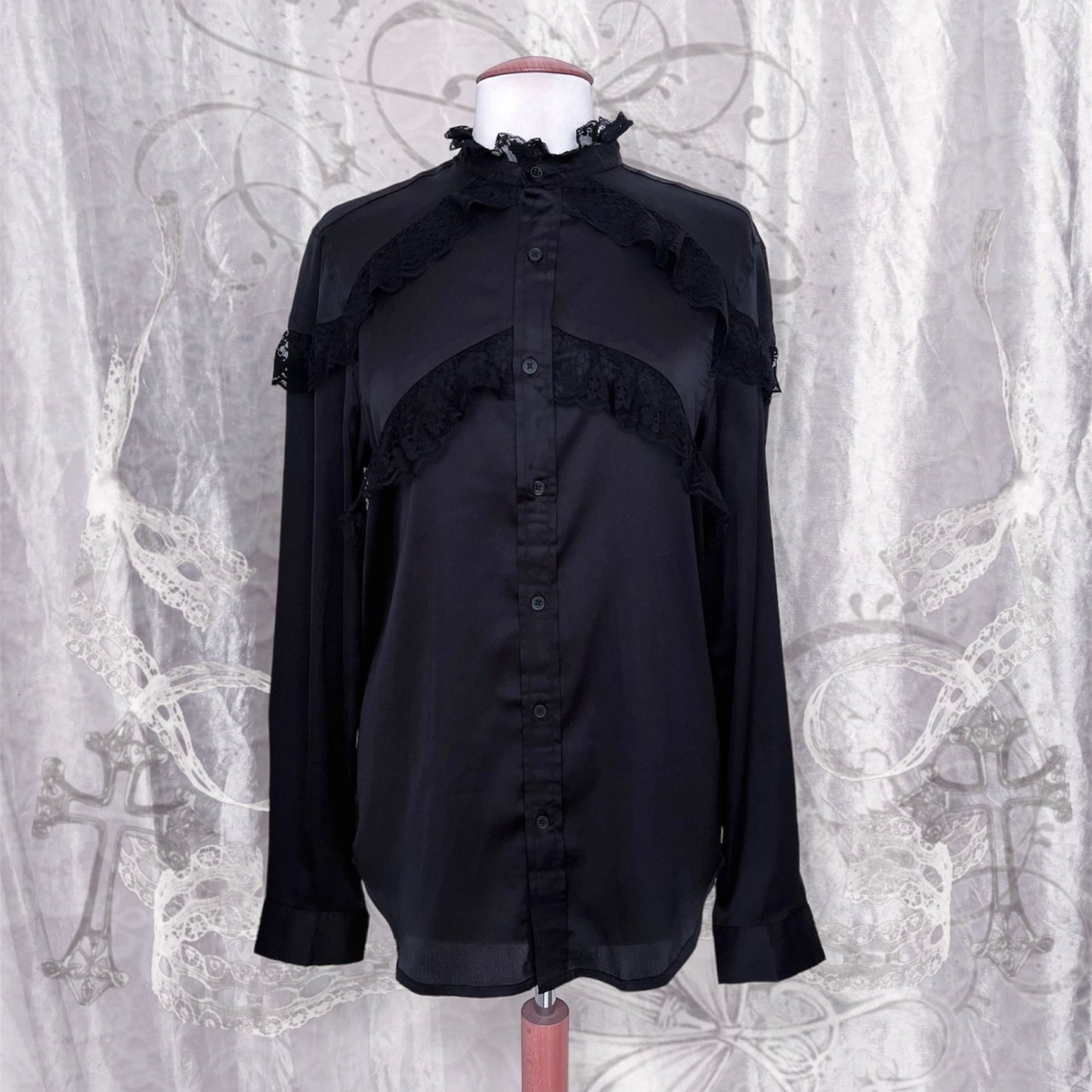 Modern gothic oversize shirt with lace detail 🦇✨
