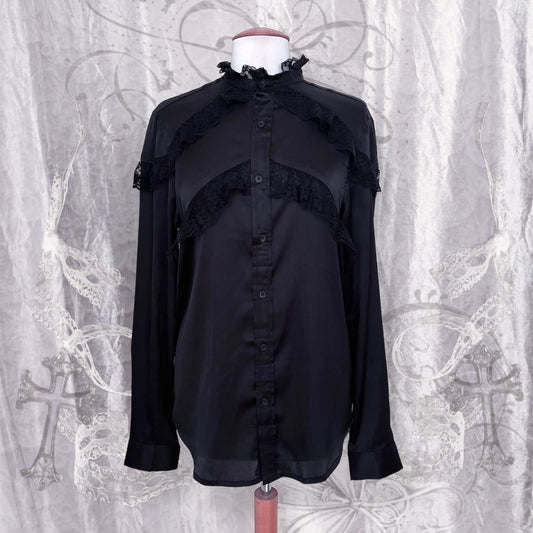 Modern gothic oversize shirt with lace detail 🦇✨
