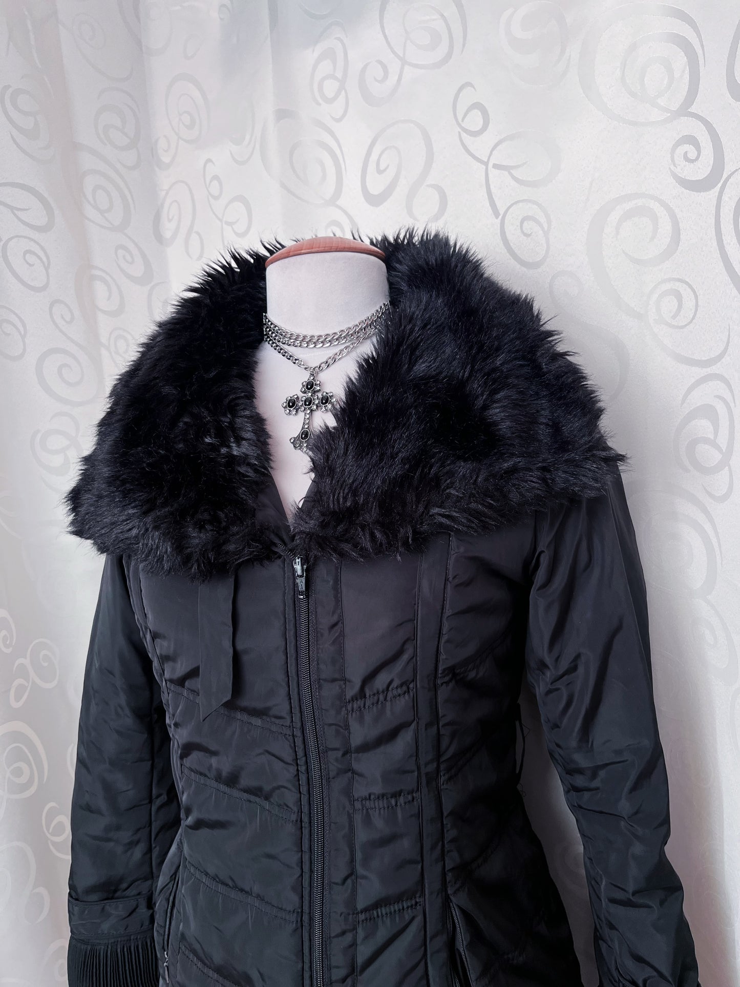 Gothic / Jirai kei style black coat with faux fur neckline 🕷️🦇