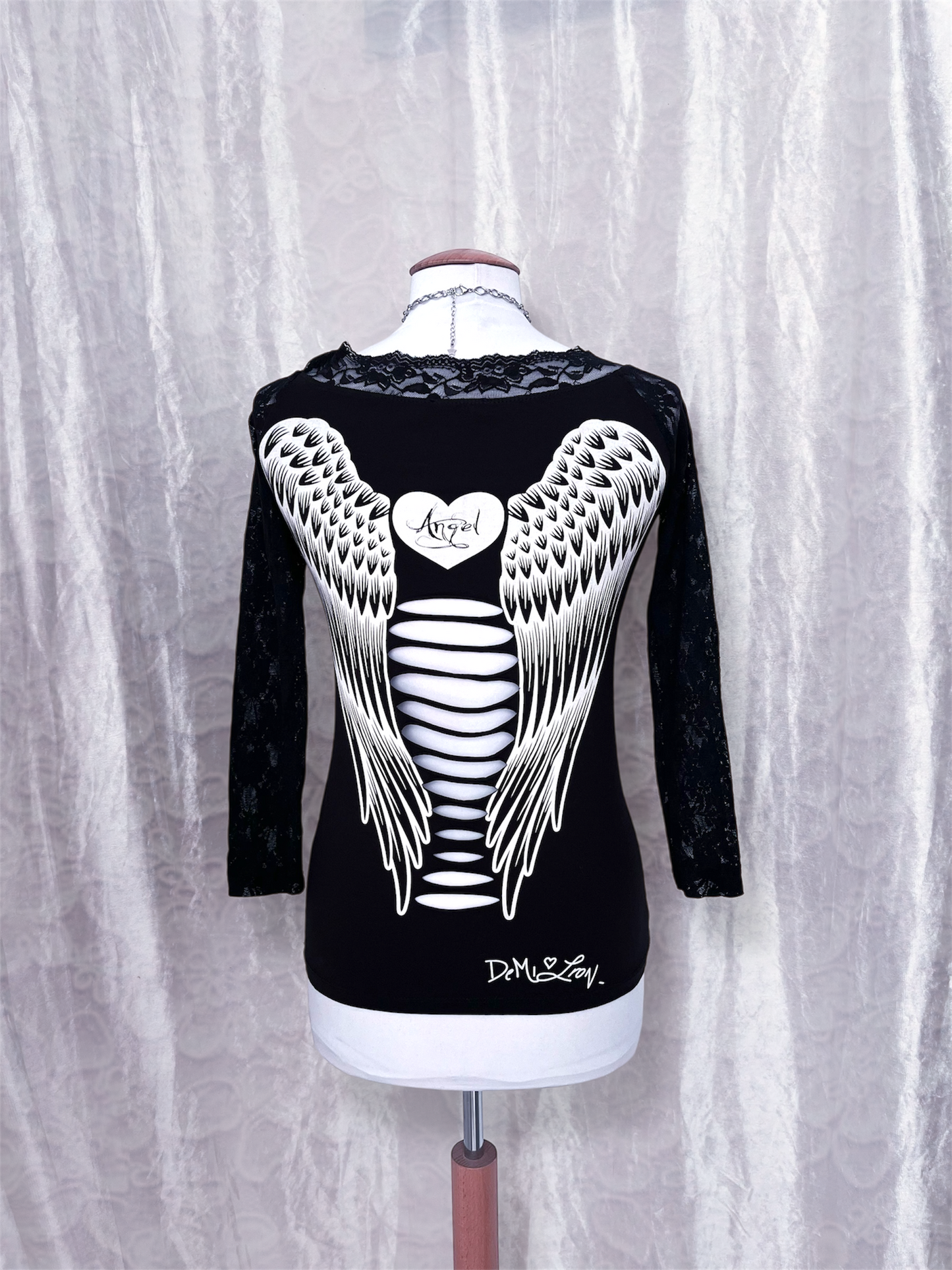00’s Angel shirt with cut-out back & angel wings 🪽🌀