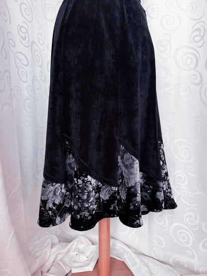 00’s whimsygoth black velvet skirt 🌀