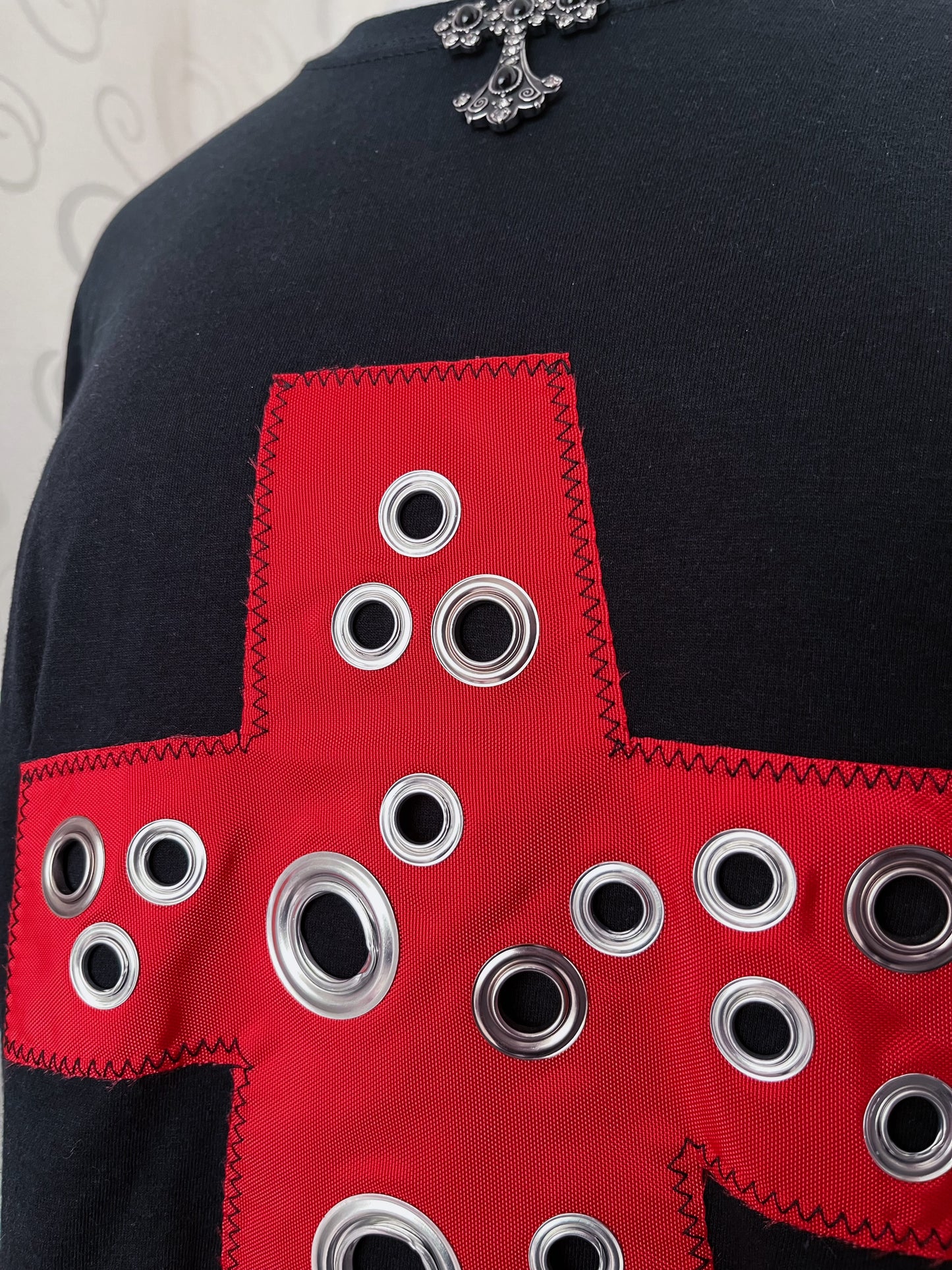 00’s punk reworked fruit of the loom tee with cross patchwork & studs details ✝️☠️