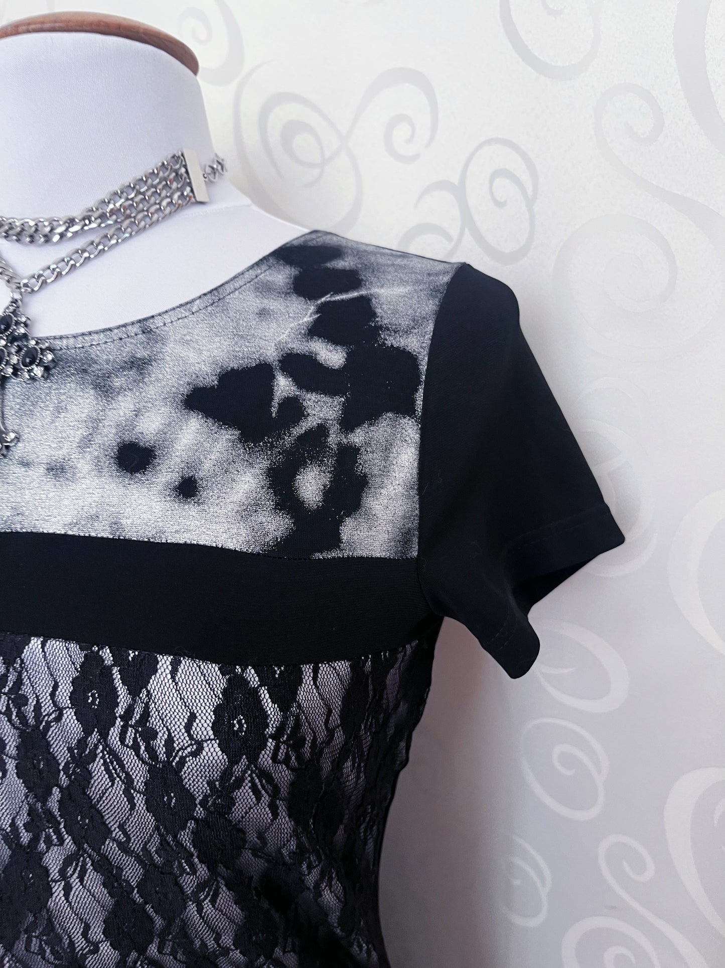 00’s whimsygoth lacey silver tee 🖤