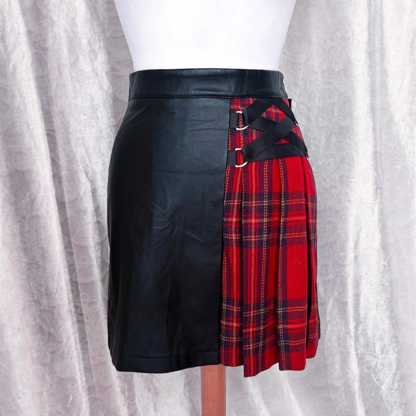 Alt faux leather & tartan skirt 🕷️🕸️