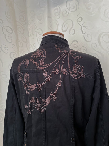 00’s iconic denim jacket with embroidered back detail 🌀