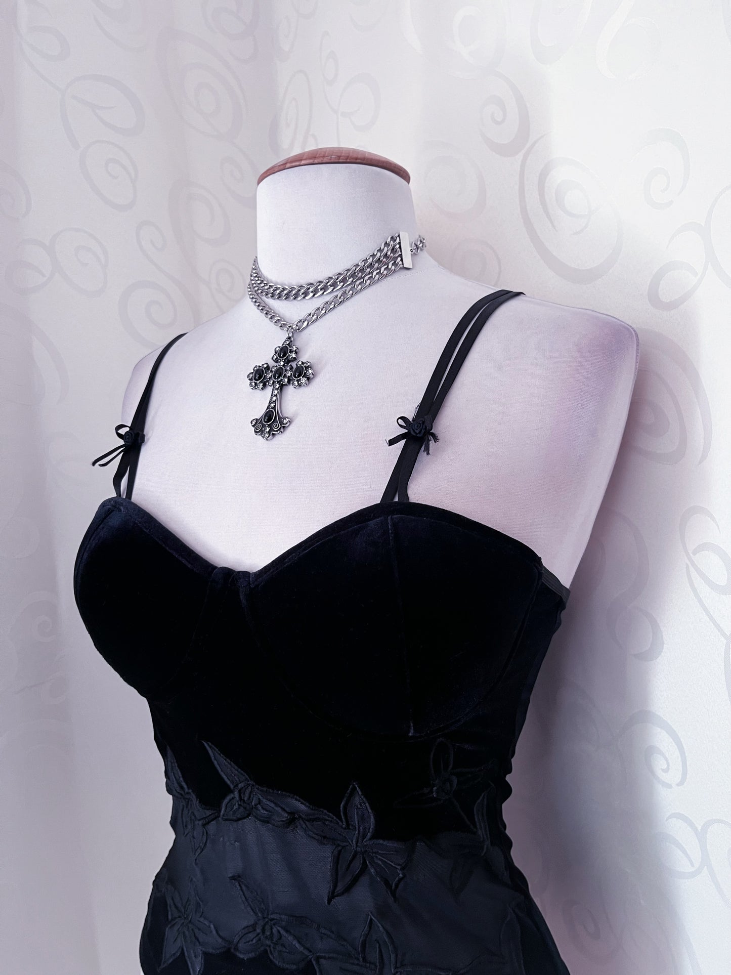 00’s Whimsygoth black velvet corset with mesh & embroidered detail 🖤🌀