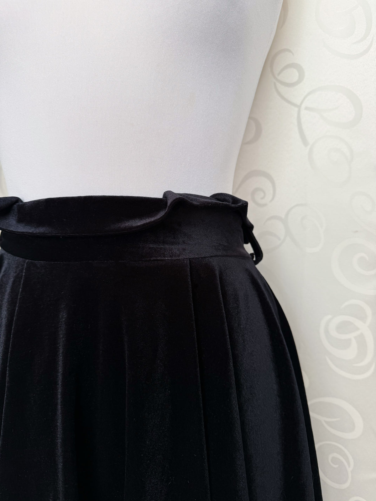 Gothic/Witchy black velvet midi skirt 🦇🗝️