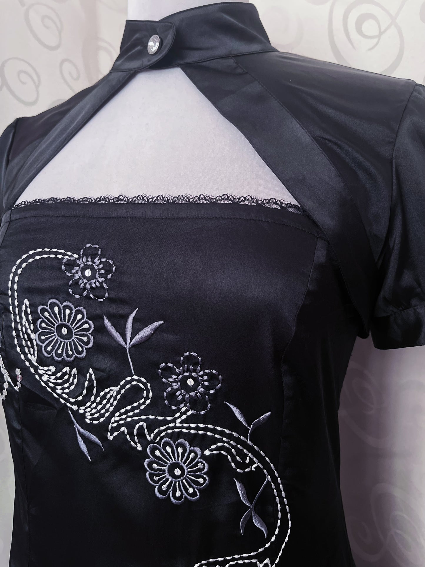00’s Qipao style black satin dress with embroidered detail 🖤