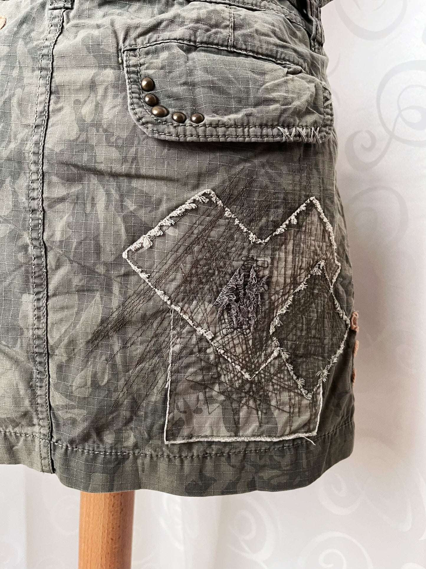 00’s/Y2K khaki camo mini skirt with patchworks 🔫
