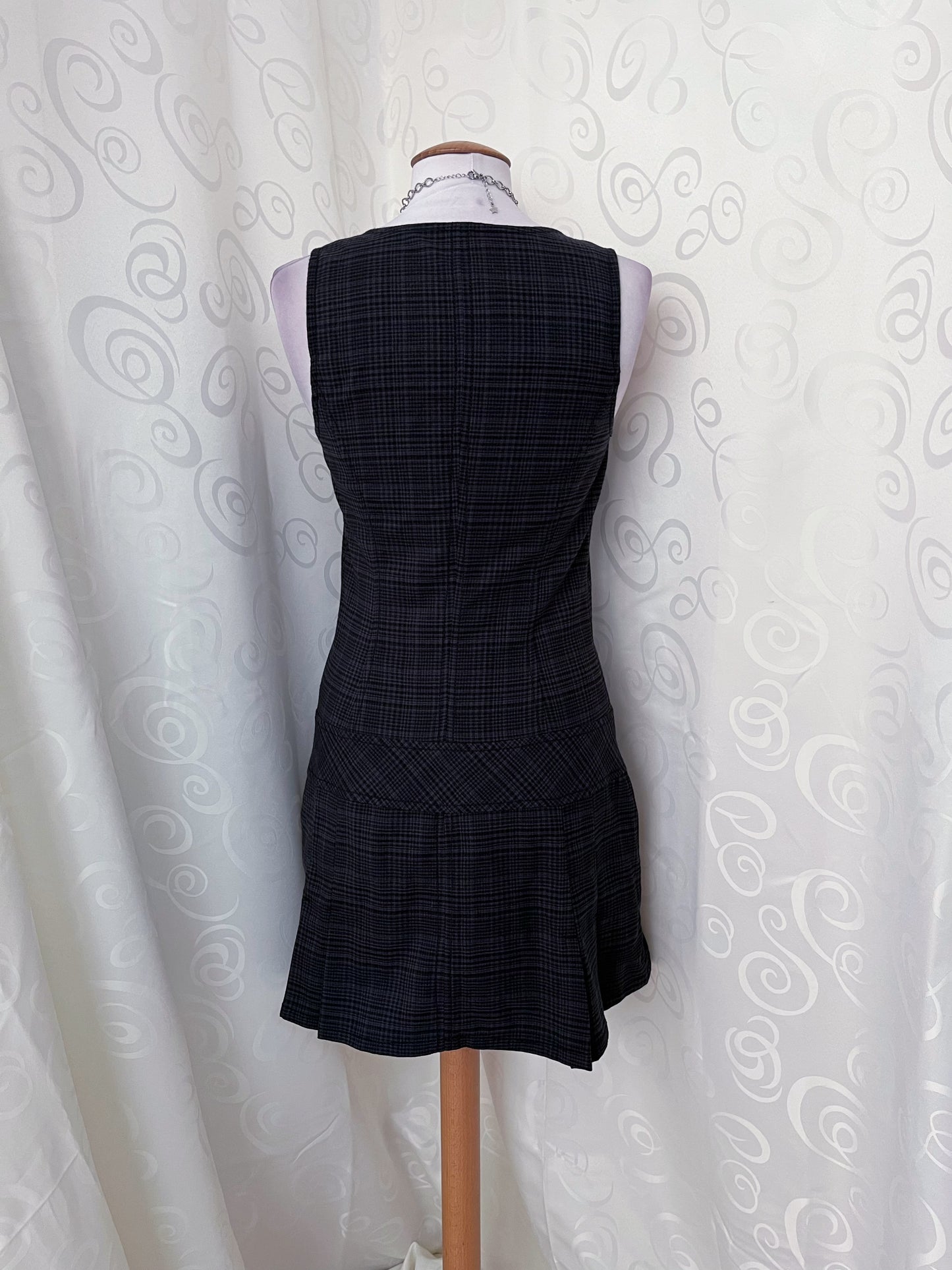 00’s Dark Academia plaid dark grey button-up dress with pockets on the sides 🗝📓