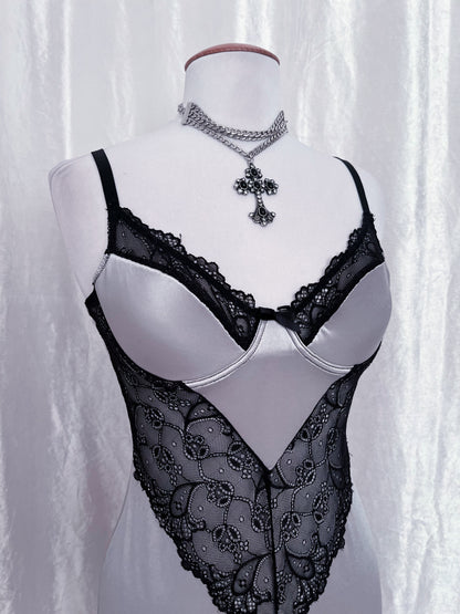Stunning silver & lace nightgown 🩶🖇️