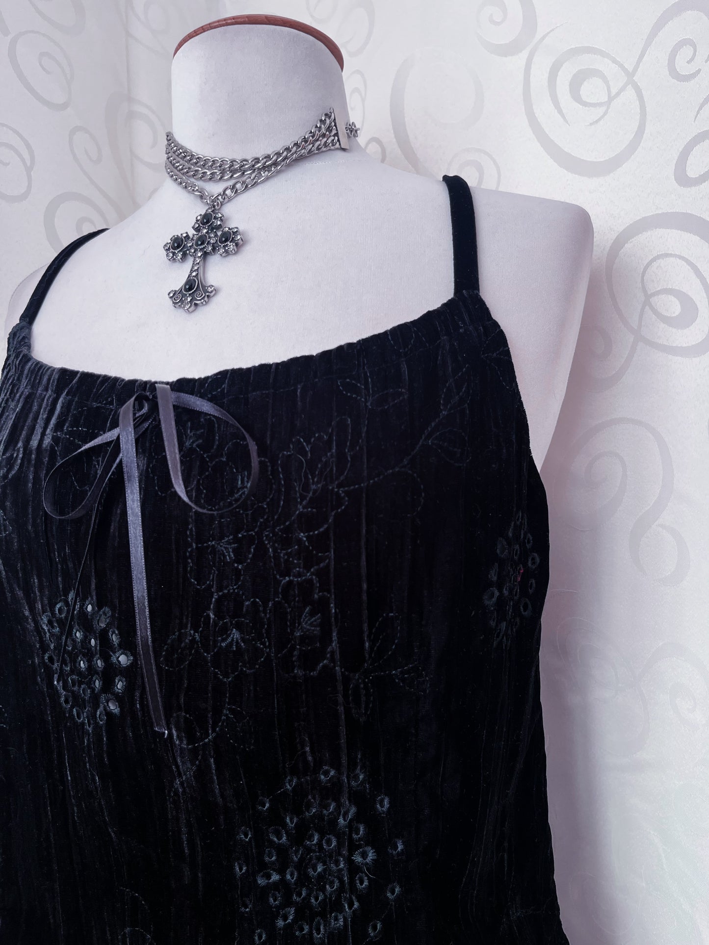00’s whimsygoth black velvet top with embroidered & cutout details 🔮✨