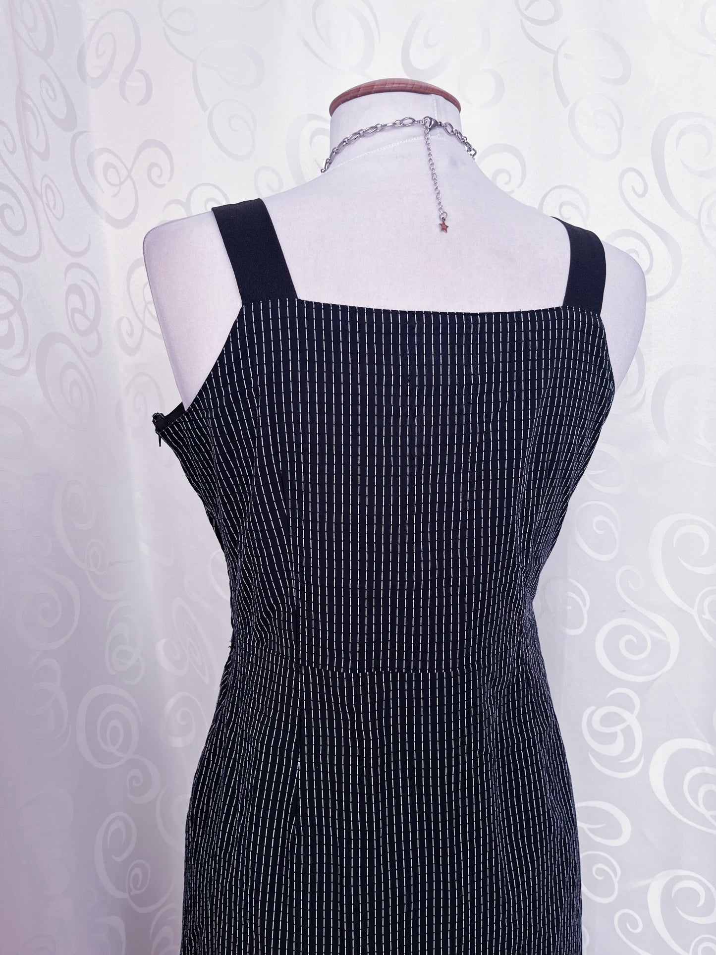 00’s Gothic striped dress with bow detail 💀🦇