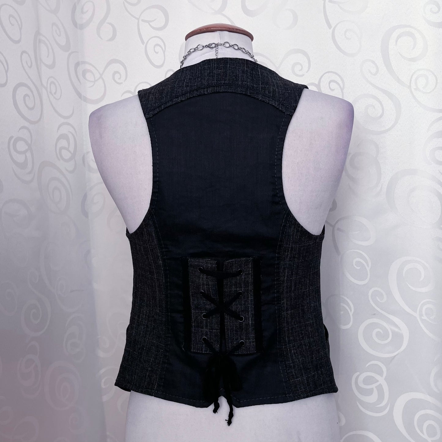 00’s amazing Dark Academia vest with pockets & lace up detail 🖤🦇