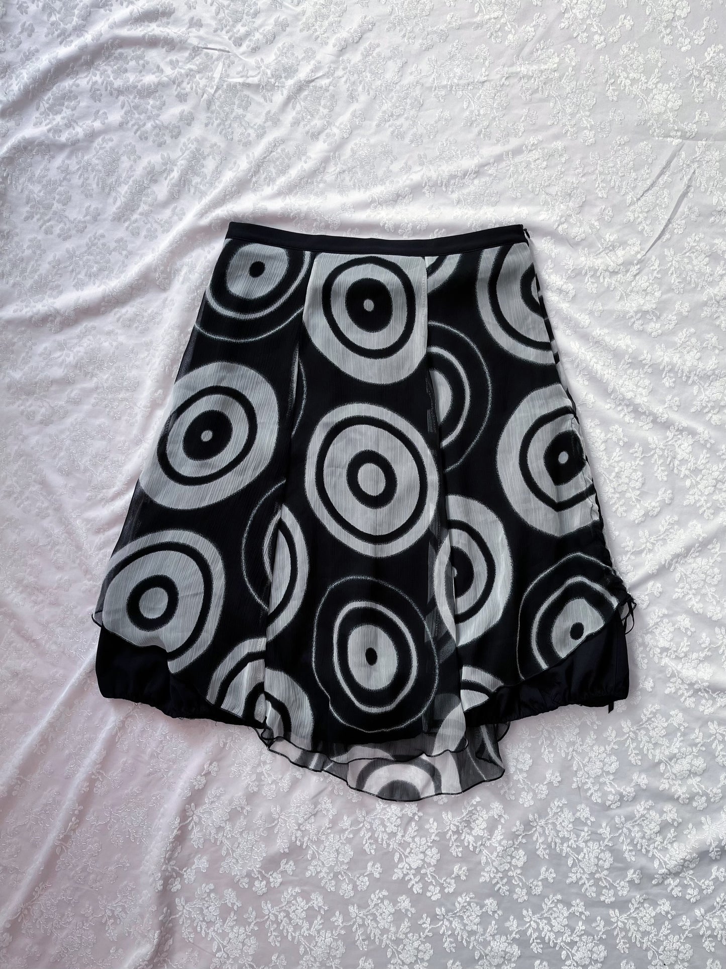 Iconic 00’s mesh patterned skirt 💀🕸️
