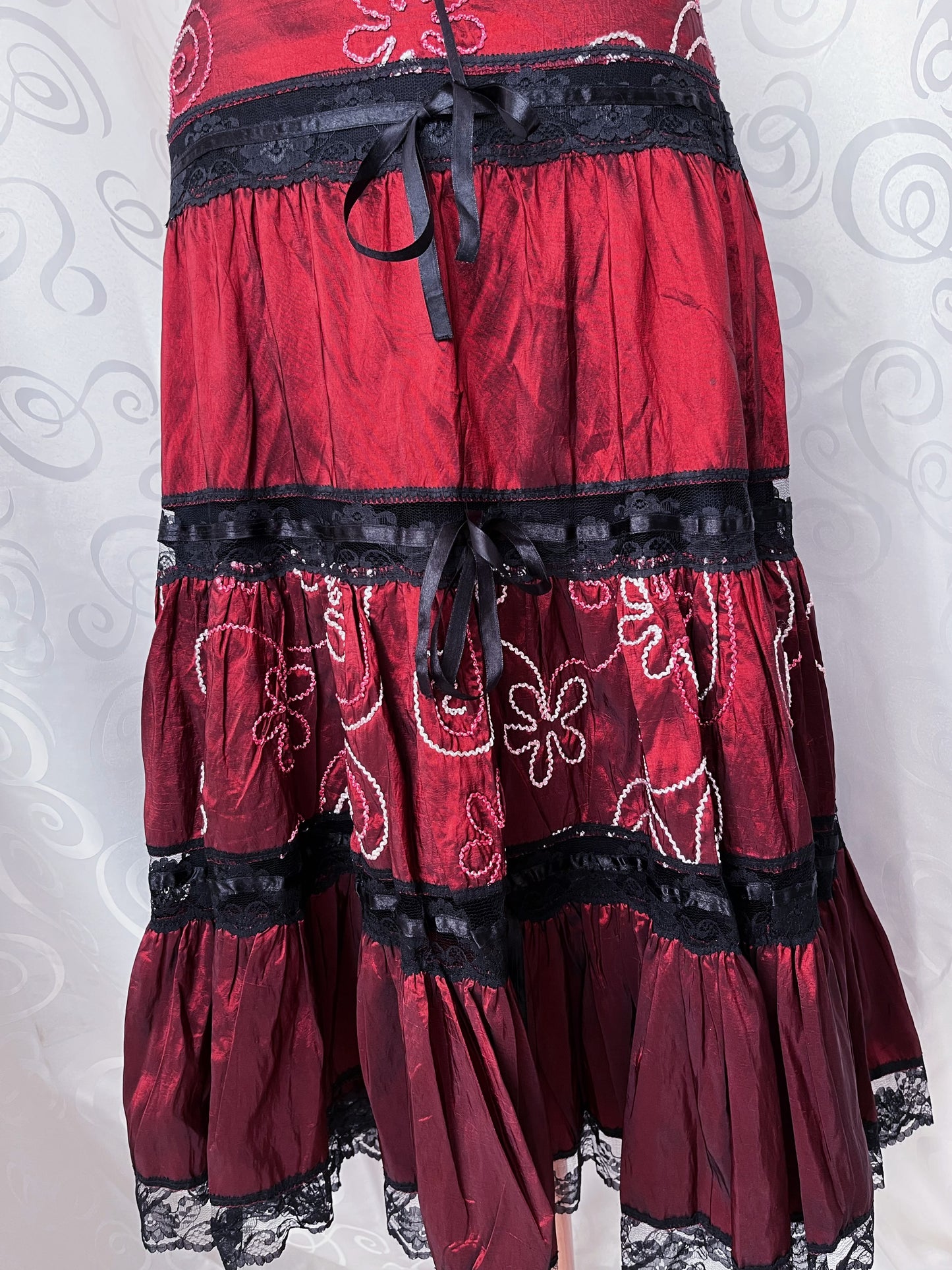 Vintage whimsygoth midi burgundy embroidered skirt with lace detail 🫀