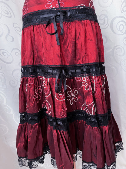 Vintage whimsygoth midi burgundy embroidered skirt with lace detail 🫀