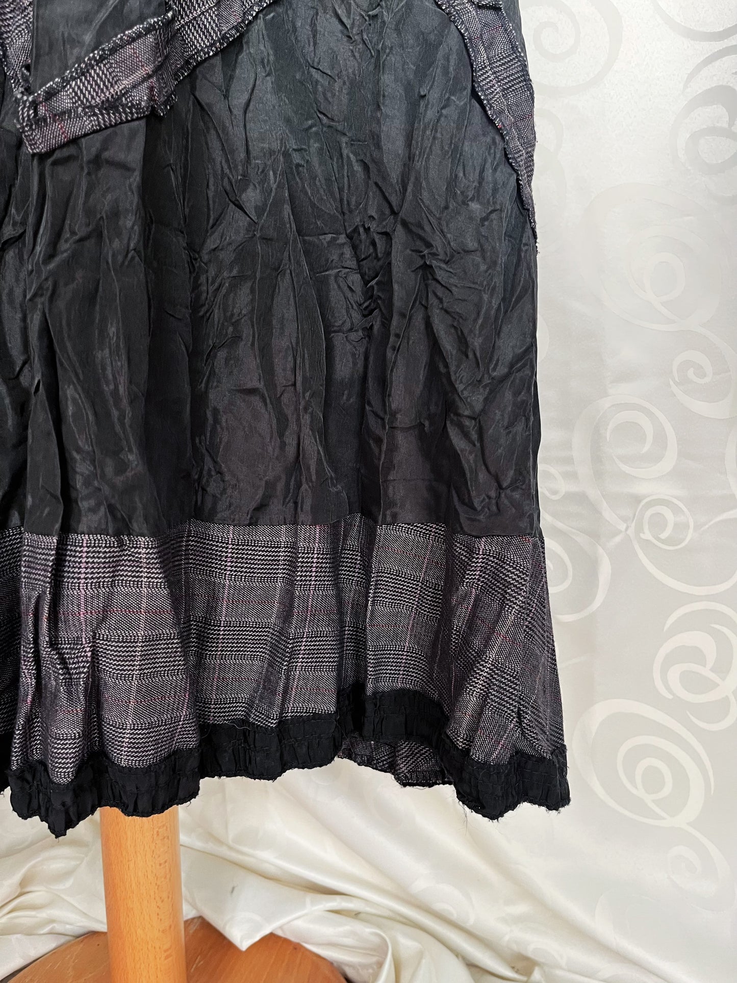 00’s iconic whimsy tartan patchwork skirt 🦇🌀