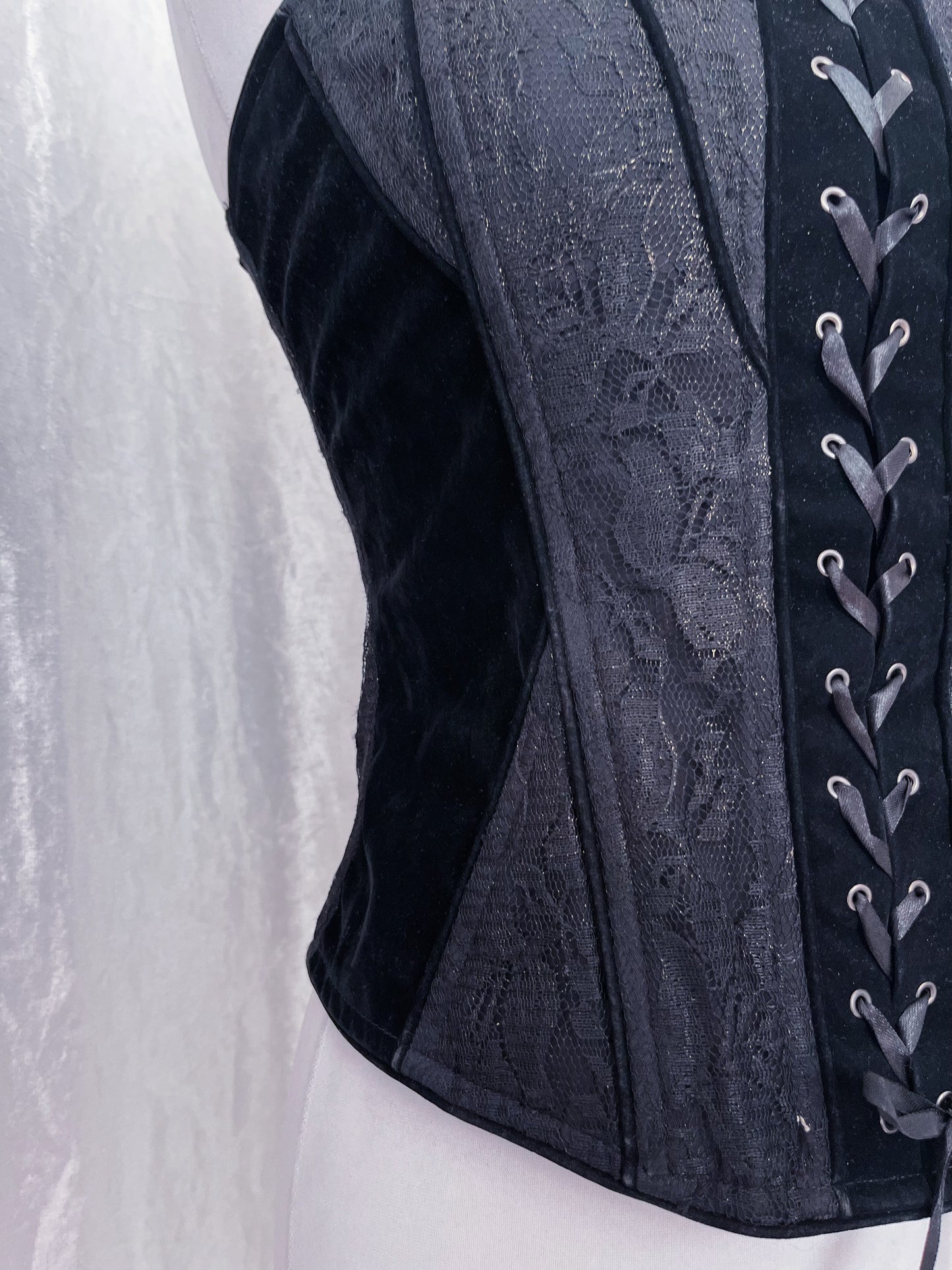 Gothic corset with velvet & lace-up detail 🦇