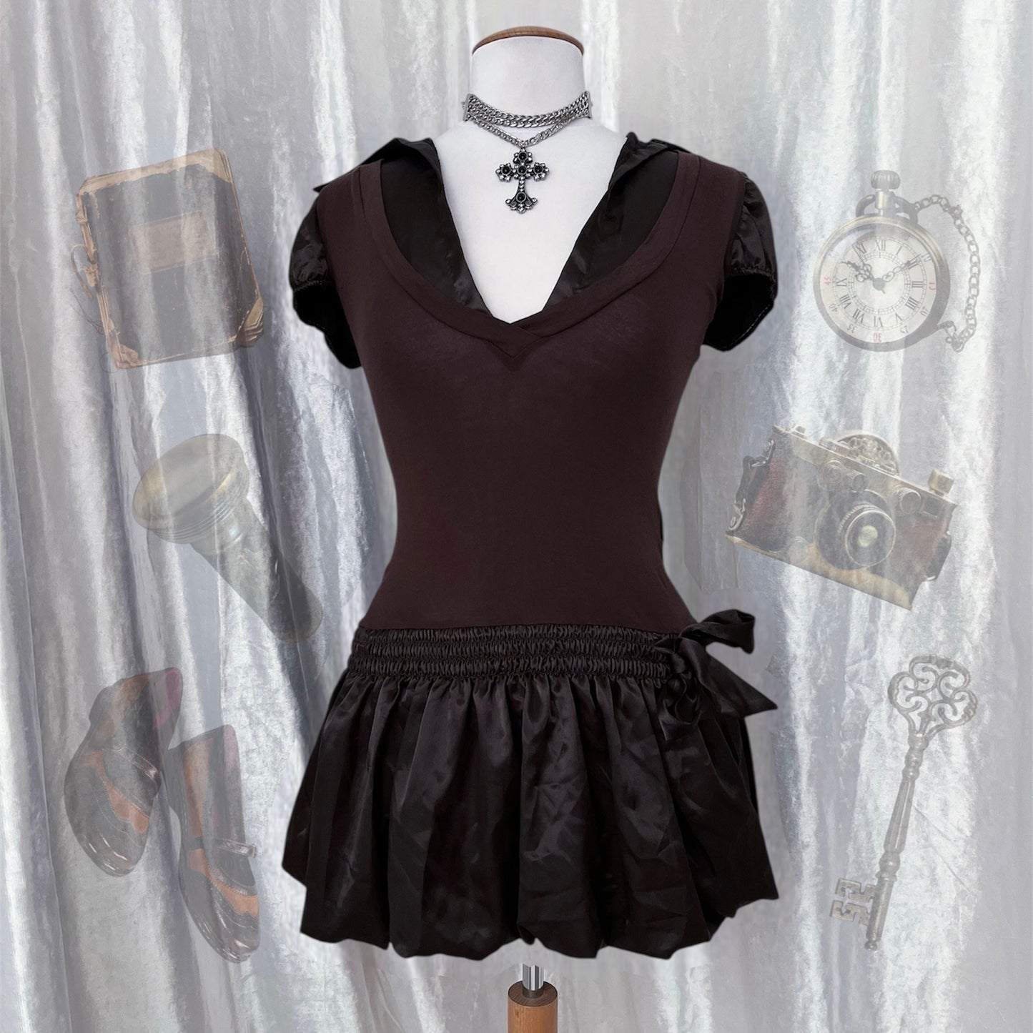 Horror protagonist brown dress 🔦🎞️📷
