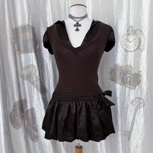 Horror protagonist brown dress 🔦🎞️📷
