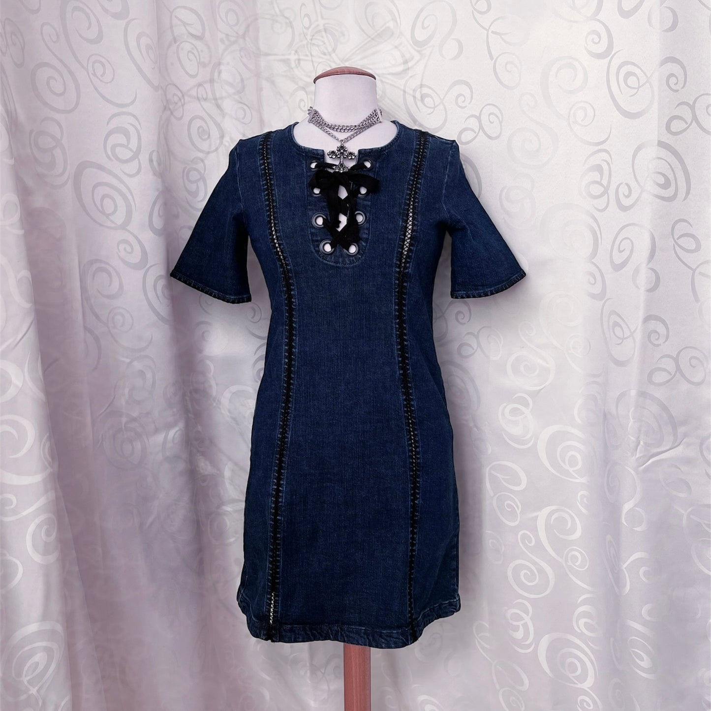 00’s iconic Alt denim dress with lace-up details 🌀