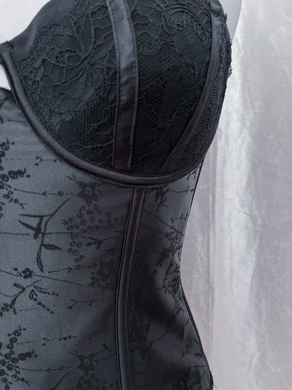 Dark fairy saten corset with velvet embroidery detail 🕸️🌷