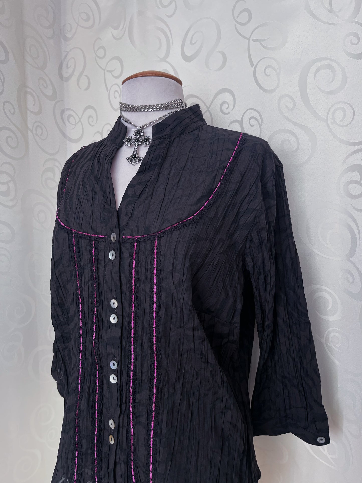 00’s Gothic shirt with mesmerising magenta details 🌀💜