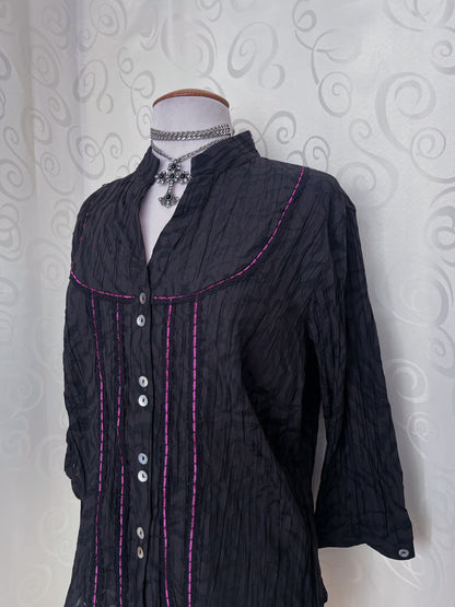 00’s Gothic shirt with mesmerising magenta details 🌀💜