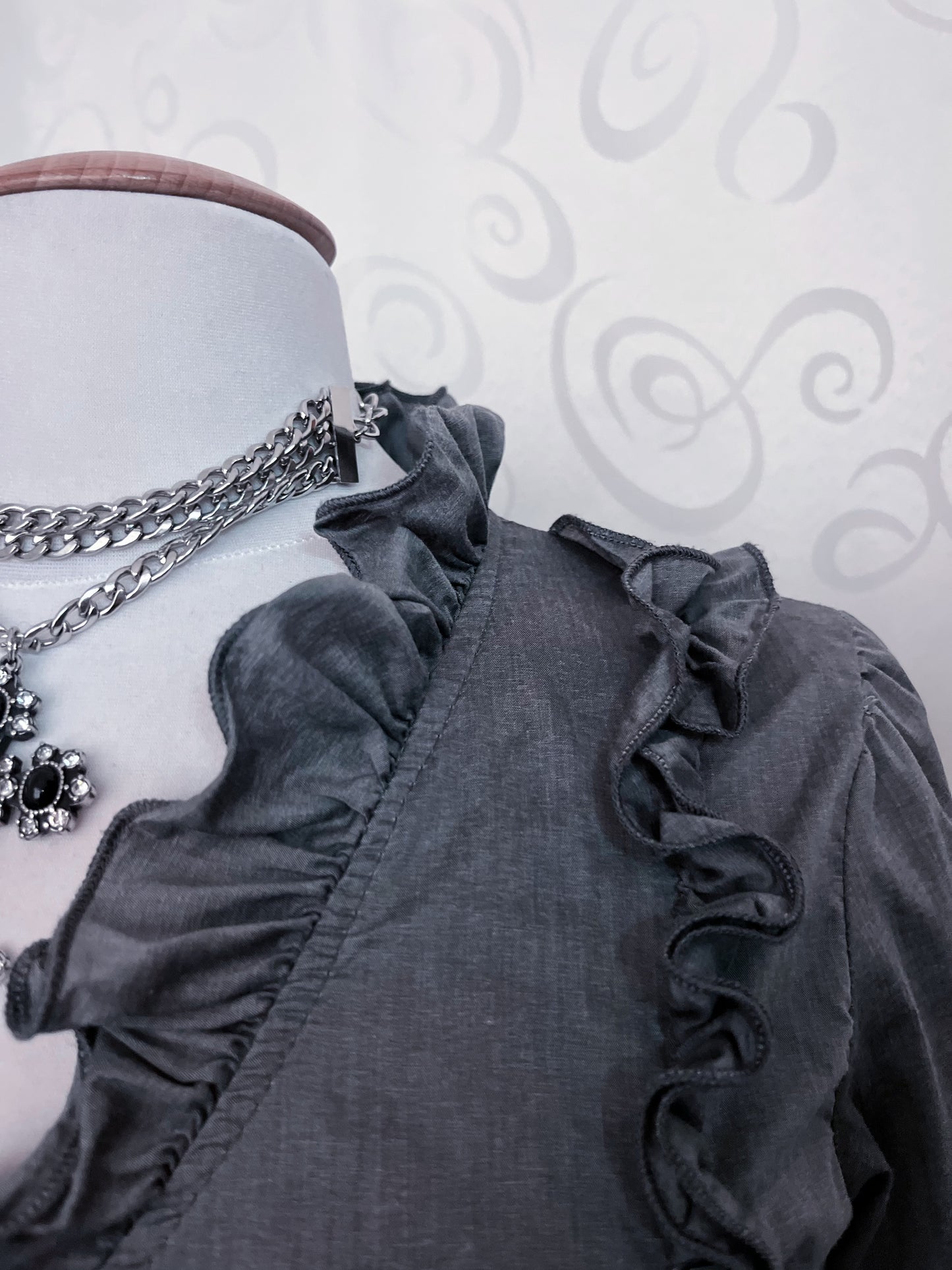 00’s Gothic/Jirai Kei grey ruffle shirt 🌀🩶