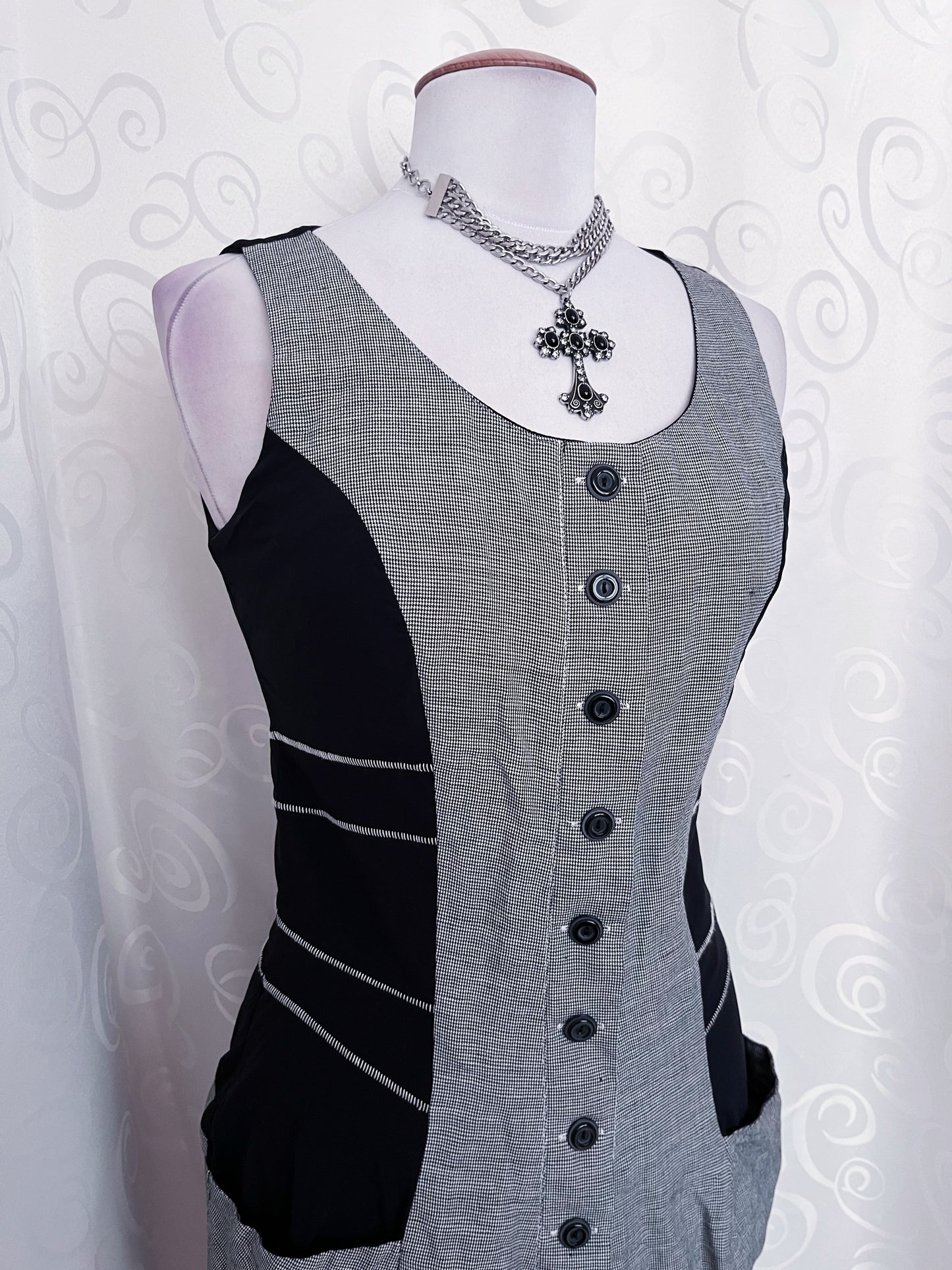 00’s iconic Dark Coquette plaid dress with lace up back detail 🗝🏰