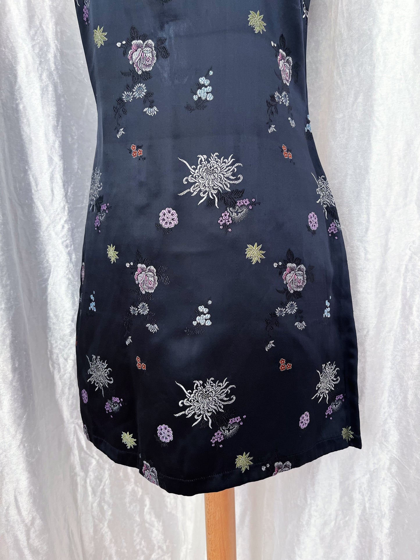 00’s asian style dress with embroidered details 🪷