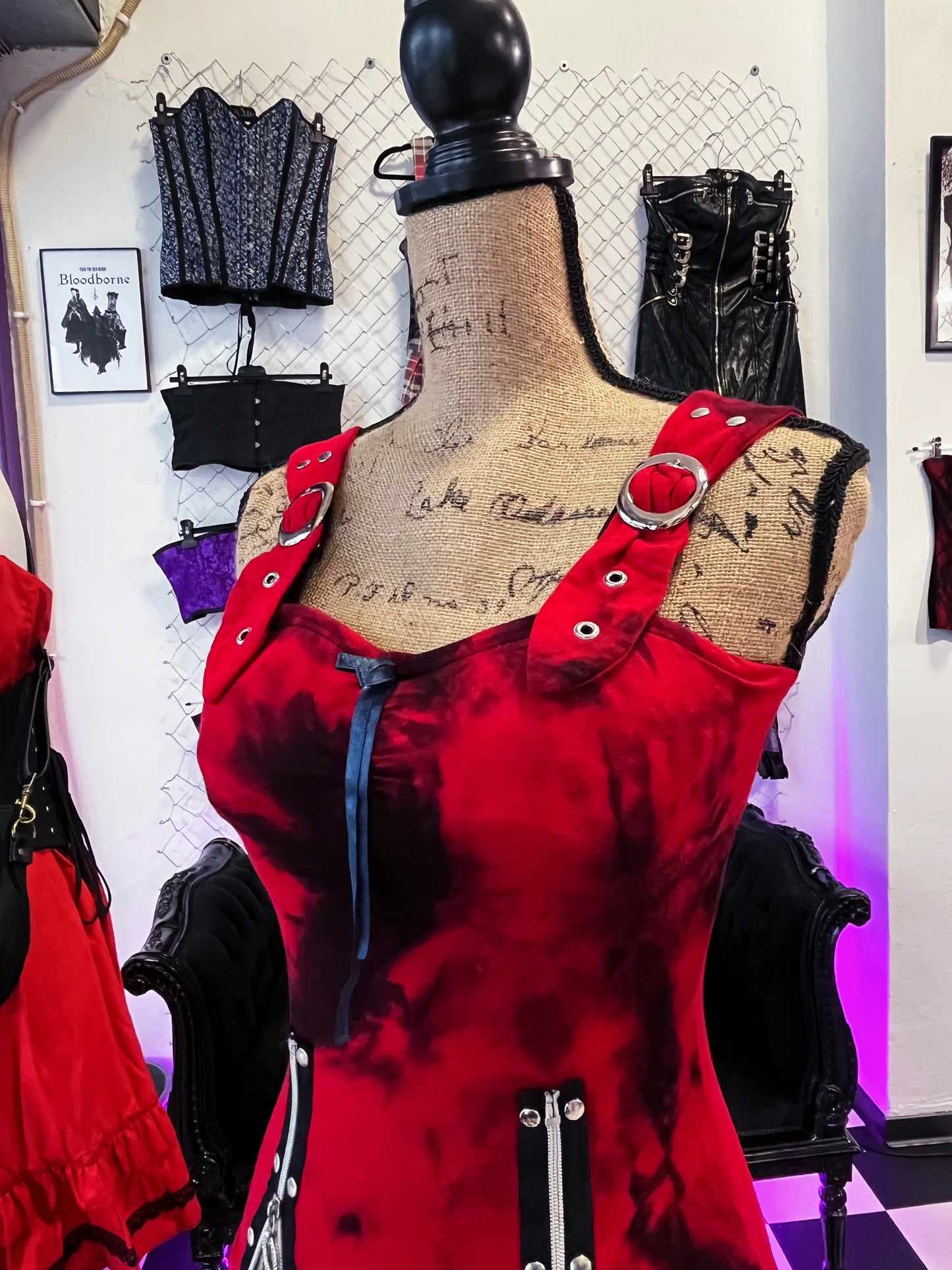 00’s Alt tie-dye red top with zipper details 🎸
