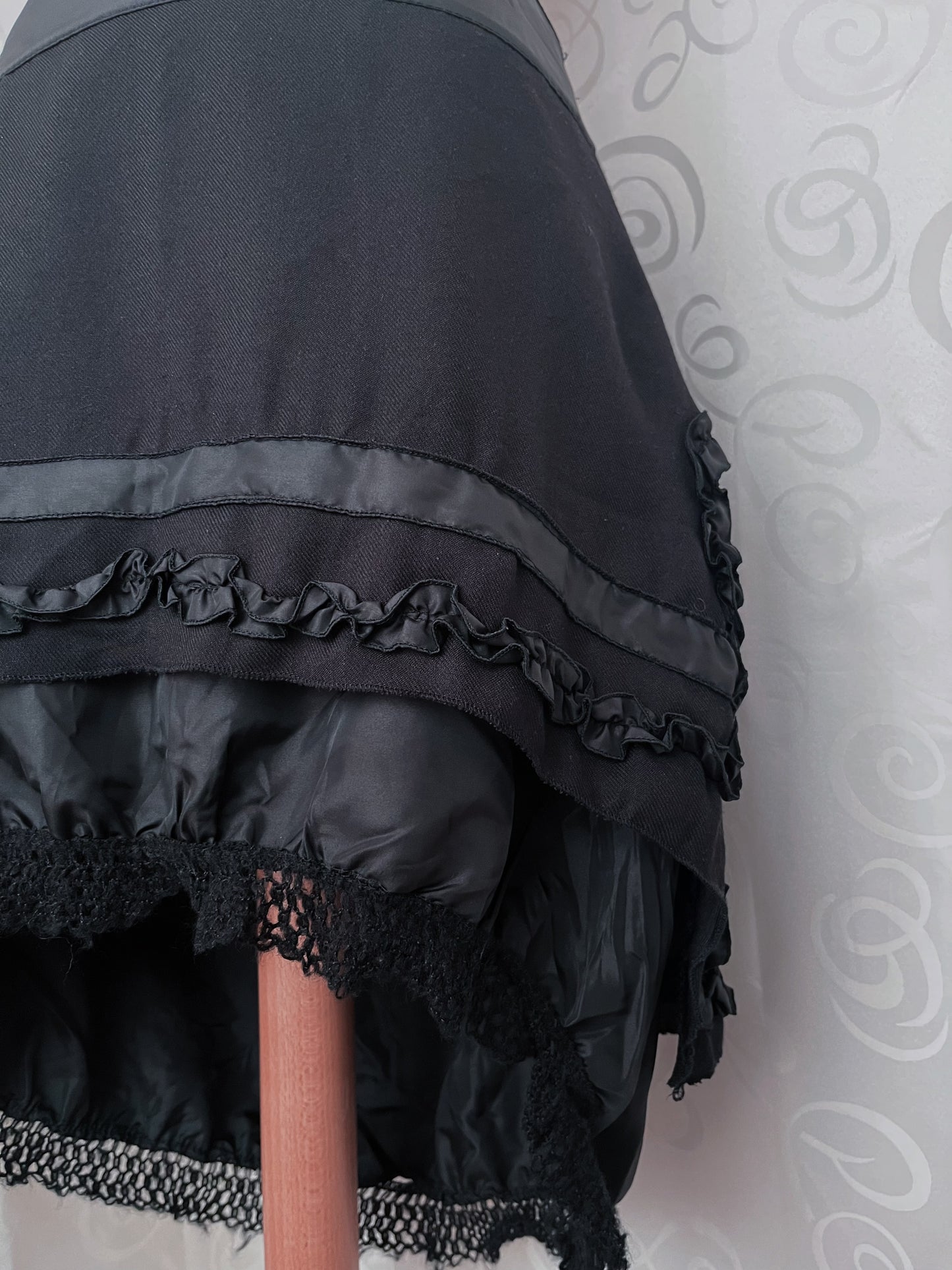 00’s dark coquette black skirt with satin & knit details 🌀🦇