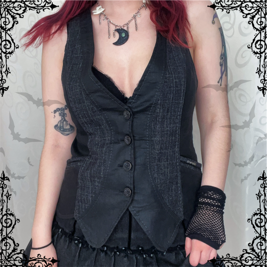 00’s amazing Dark Academia vest with pockets & lace up detail 🖤🦇