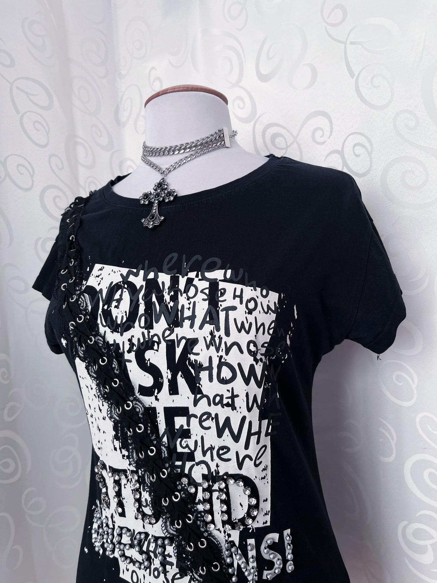00’s iconic alternative tee with graphic print & lace-up details 🕷️🌀