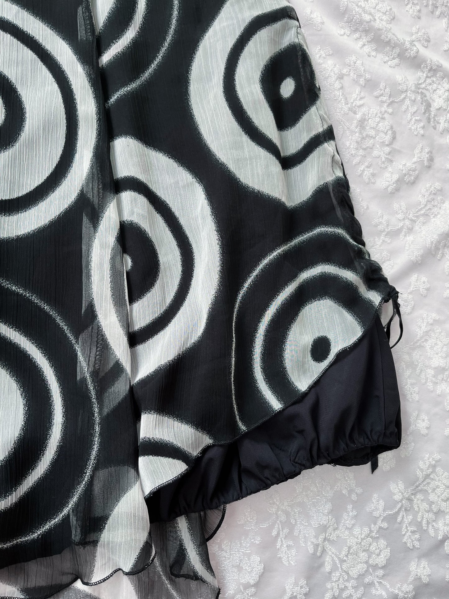 Iconic 00’s mesh patterned skirt 💀🕸️