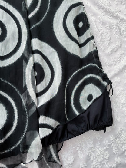 Iconic 00’s mesh patterned skirt 💀🕸️