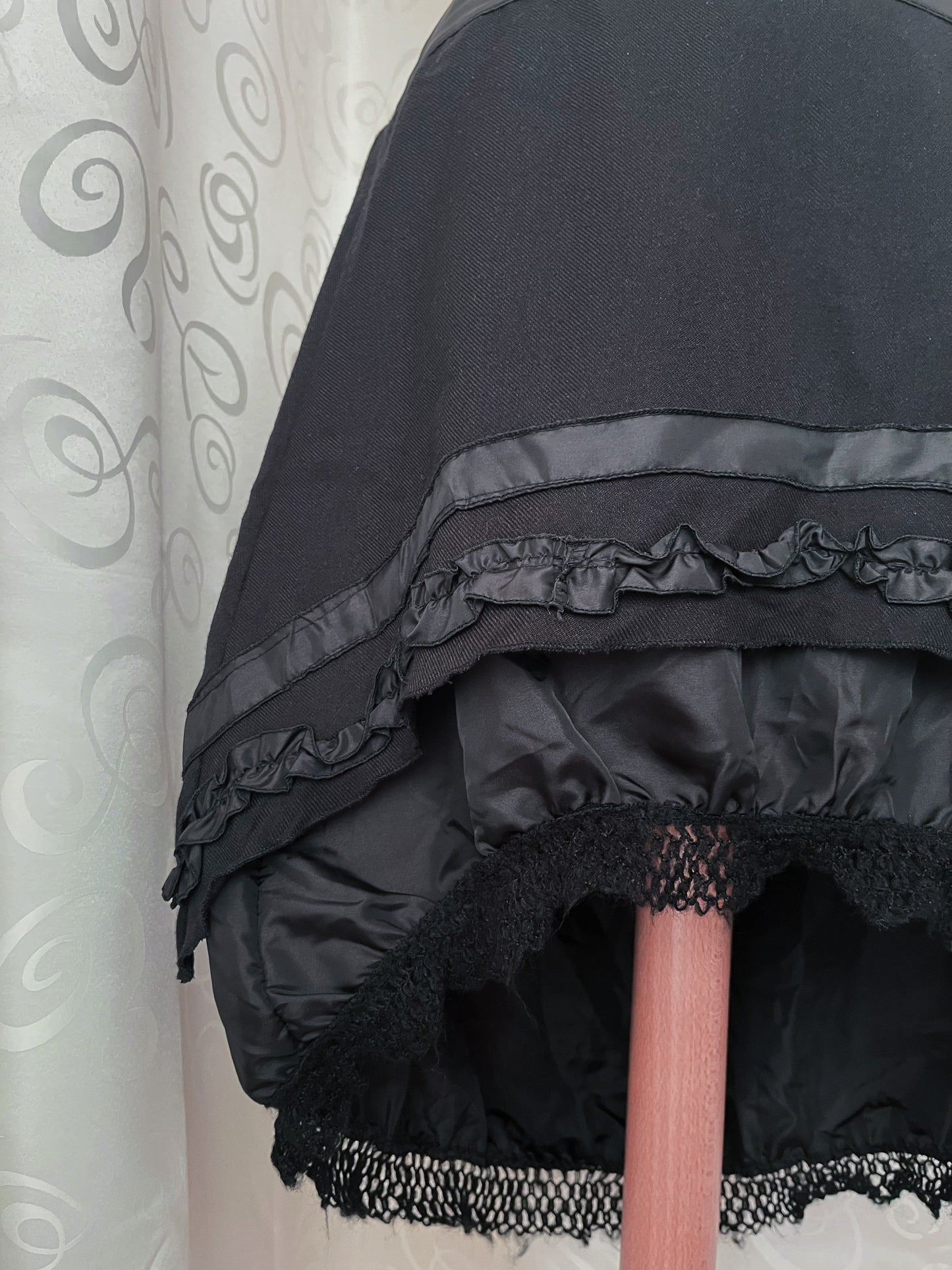 00’s dark coquette black skirt with satin & knit details 🌀🦇