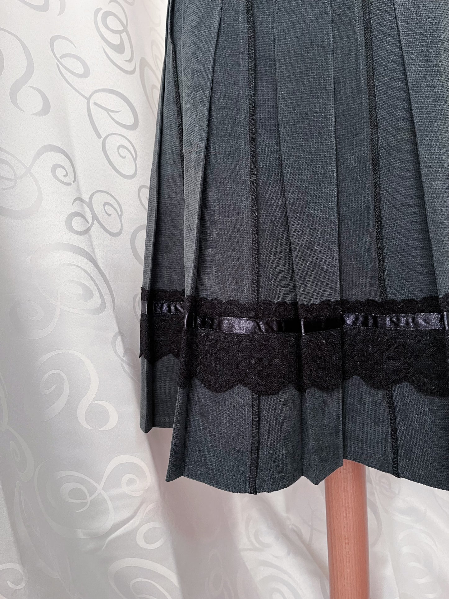 00’s dark coquette grey midi pleated skirt with lace & satin details 🌀🕷️
