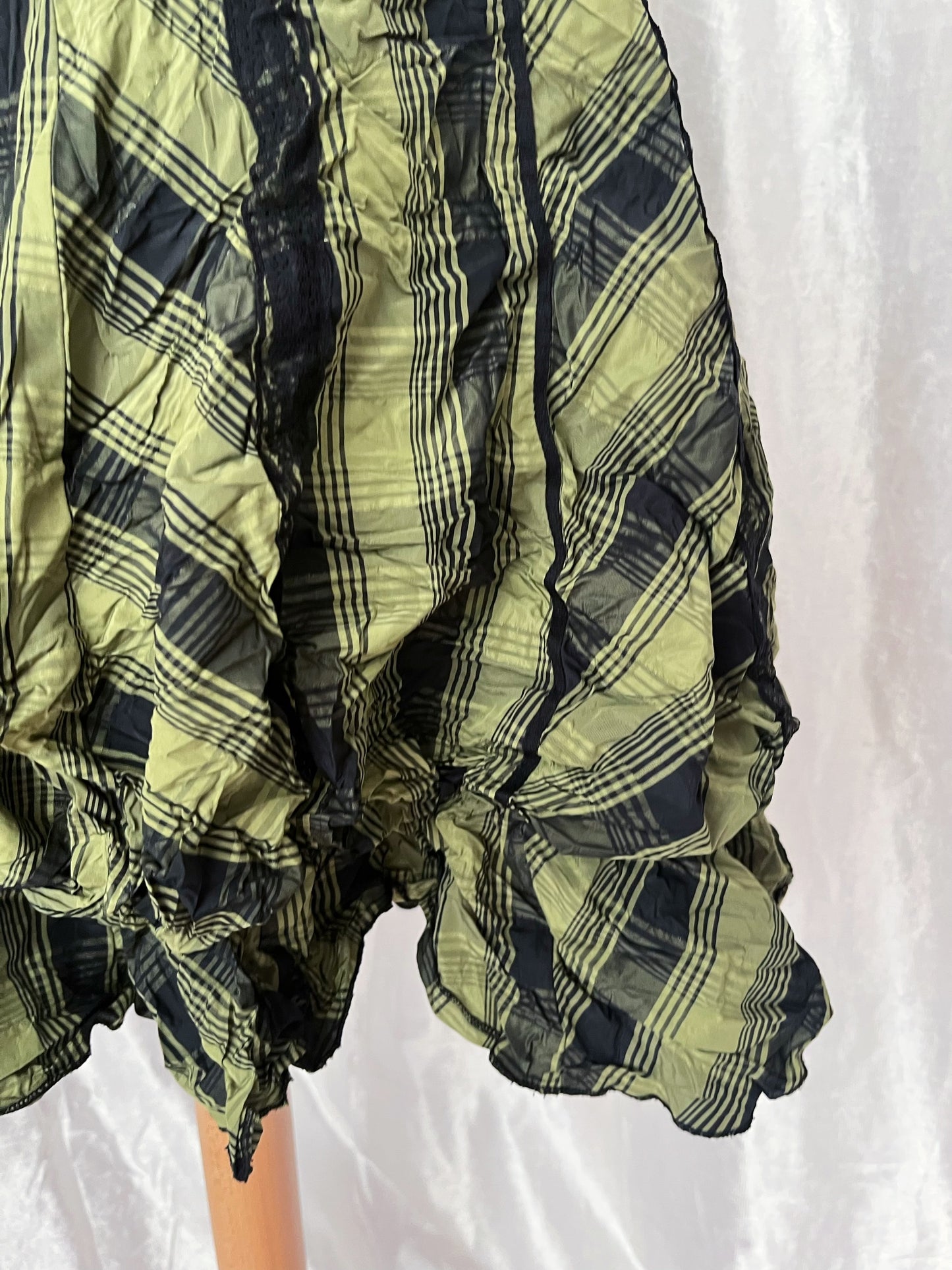 Vintage nylon tartan skirt with lace detail 💚🐍