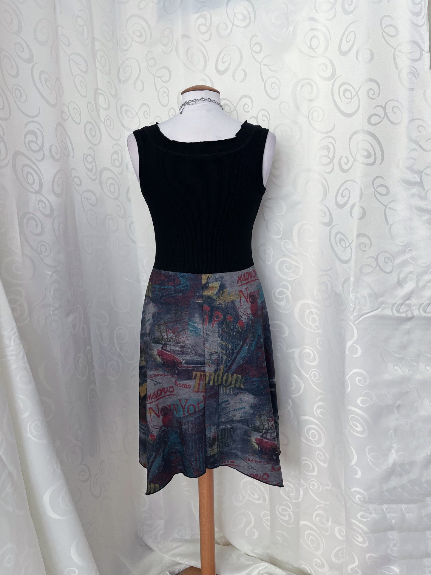 00’s asymmetrical city print dress with ruffle & stitches details 🌀🌃