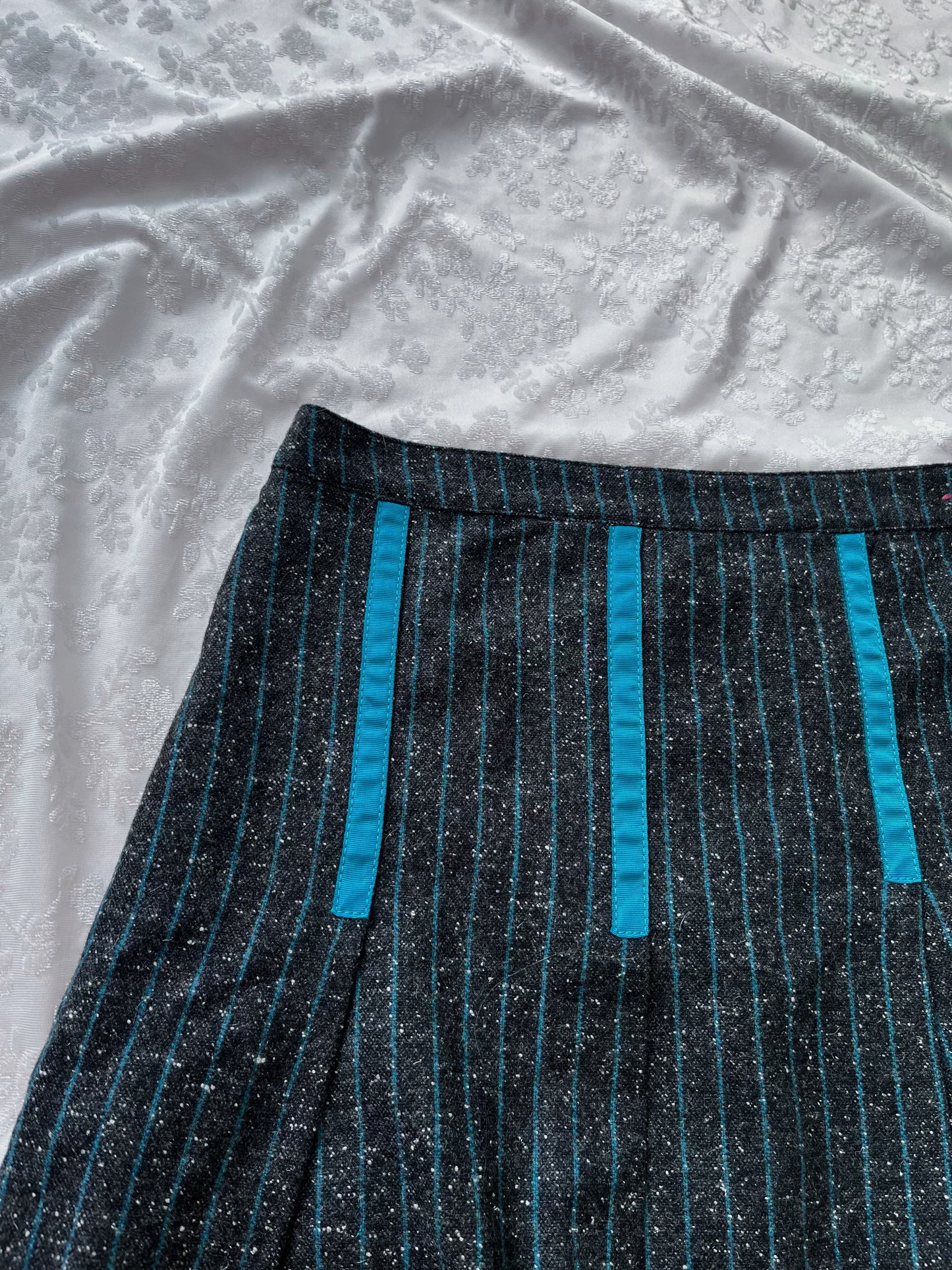Cute 00’s wool asymmetrical skirt