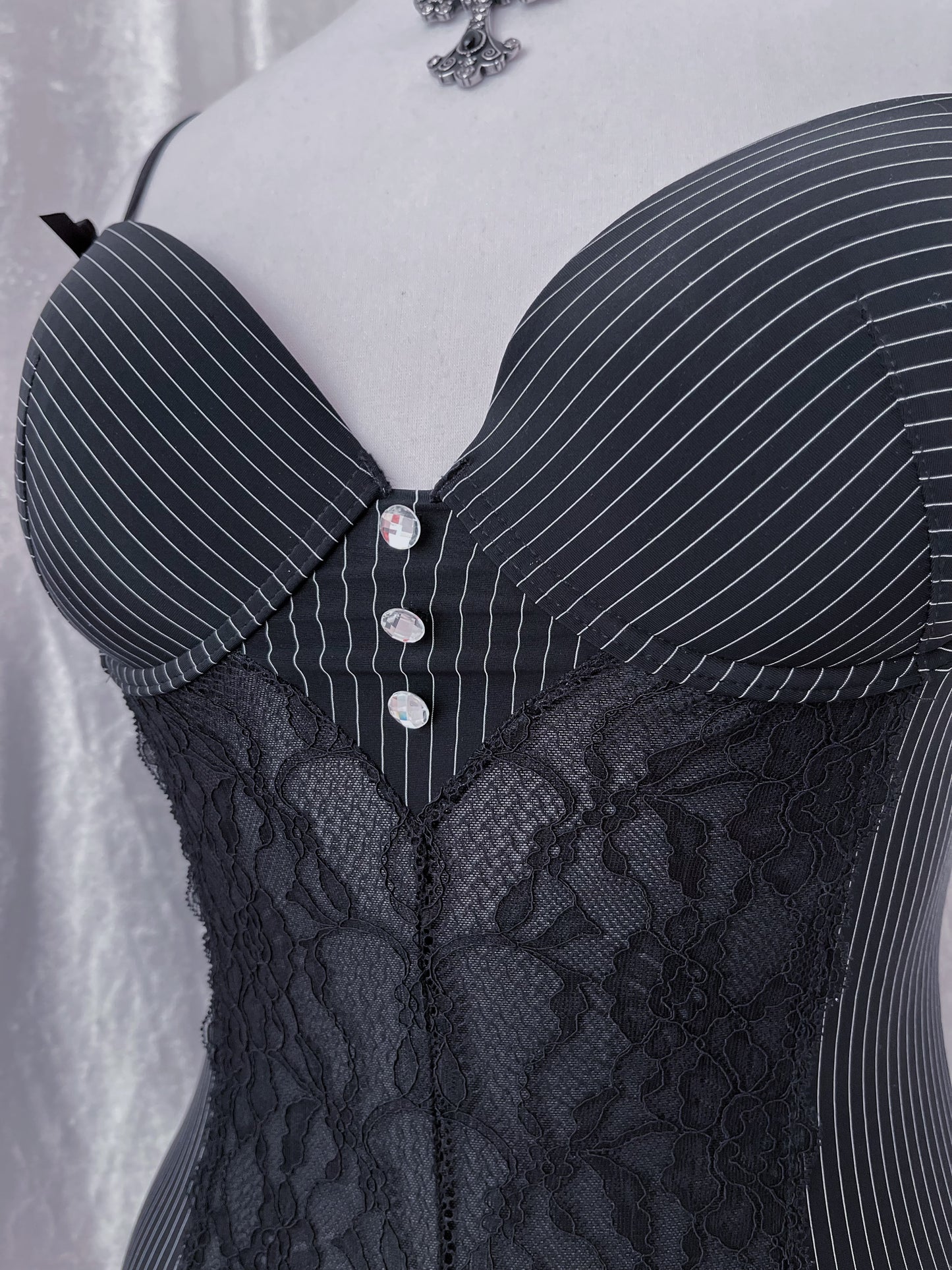 00’s Gothic striped corset with garters 🕸️