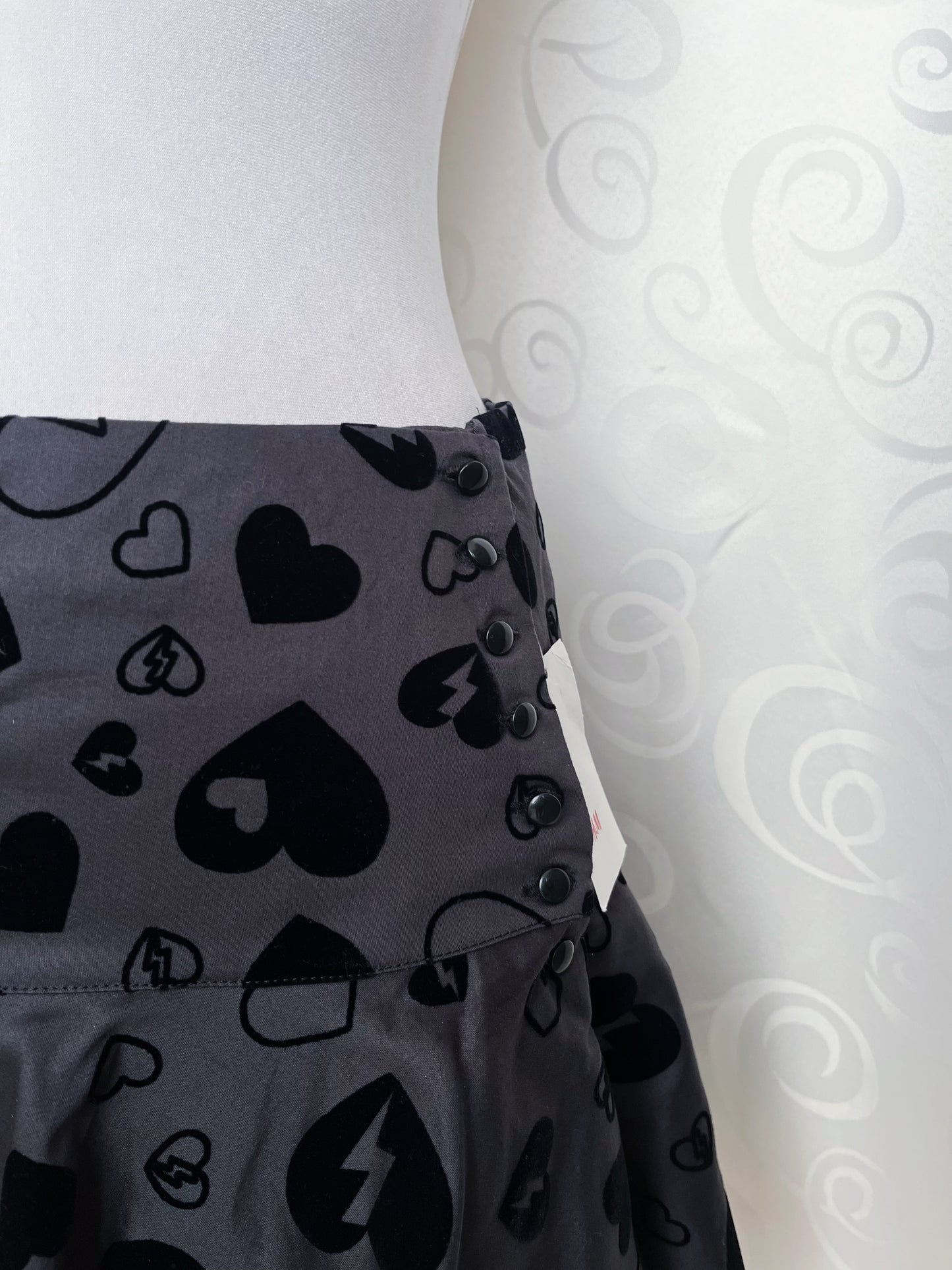 Old Dark Coquette H&M dark grey skirt with velvet hearr details 🖤